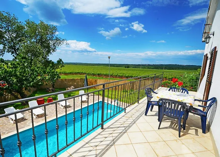 Дом отдыха Family Friendly House With A Swimming Pool Basarinka, - 14663